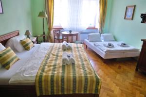 Uma cama ou camas num quarto em (Ne)vinná kavárna