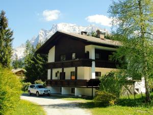 una casa con un'auto parcheggiata davanti di Haus Sonnenspitze - Fam. Nessler a Biberwier