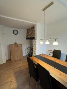 a dining room with a wooden table and chairs at Lübecker Ganghausperle in Lübeck
