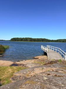 a wooden bridge over a large body of water at Vierashuone 1 