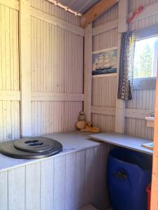 a room with a stove in a wooden cabin at Vierashuone 1 