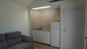 a living room with a couch and a refrigerator at Lorca Express Suite in Lorca