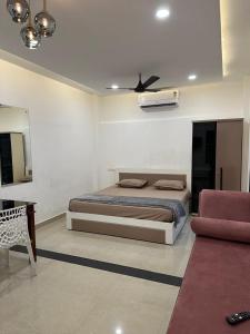 a bedroom with a bed and a ceiling fan at GRAYSTONE HOMESTAY, Omassery in Tāzhekkod