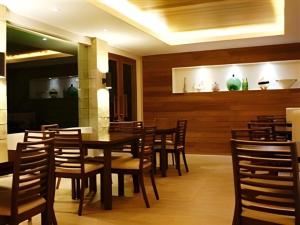 a dining room with a table and chairs at Pineapple Island Resort in Badas