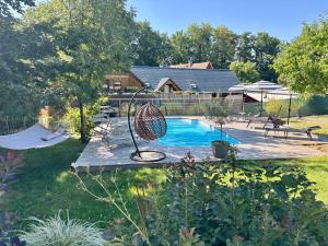 a backyard with a swimming pool with a swing at Ferienwohnungen Brenner einchecken und wohlfühlen in Langenbernsdorf