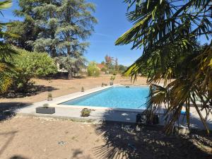 a swimming pool in the middle of a yard at La Part'Thé in Crouy-sur-Cosson