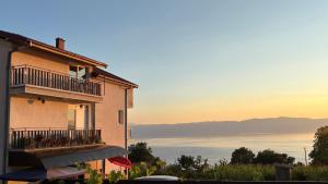 a building with a balcony with a view of the ocean at NINAS Apartments in Elshani