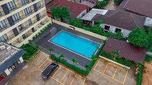 an overhead view of a building with a swimming pool at Vangvieng THAVIKUN HOTEL in Vang Vieng