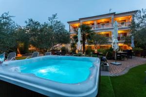a hot tub in front of a hotel at B&B Vila Milčetić in Malinska
