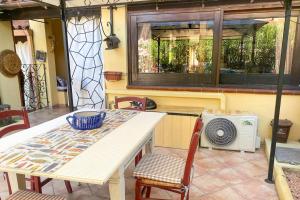 a patio with a table and a microwave at Guesthouse Nuvole in Olbia