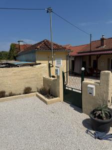 a house with a fence and a gate in a yard at Casa Regina in Crno