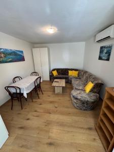a living room with a couch and a table at Casa Regina in Crno