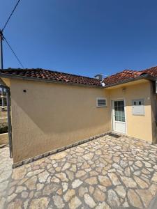 a house with a stone driveway in front of it at Casa Regina in Crno