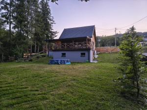 a house with a roof on top of a yard at Juraszówka in Kamesznica