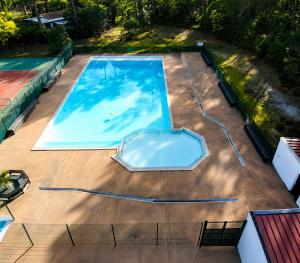 an overhead view of a large swimming pool at Maison huit places Piscine tennis Lacanau plage in Lacanau