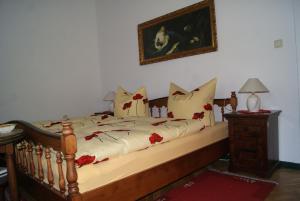 a bedroom with a bed with red flowers on it at "Am Griebnitzsee" 14482 Potsdam-Babelsberg in Potsdam