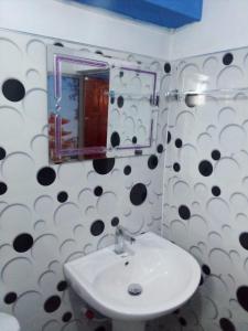 a bathroom with a sink and a mirror at RK guest in Nanu Oya