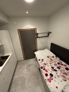 a small room with a bed with flowers on it at Hotell Vänersborg in Vänersborg