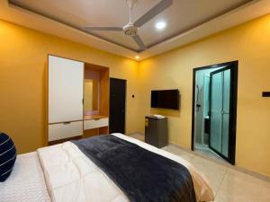 a bedroom with a bed and a flat screen tv at Anaviosi Villa in Anum