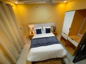 a bedroom with a large bed in a room at Anaviosi Villa in Anum
