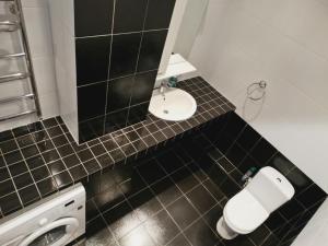 トゥーラにあるInndays prospekt Lenina 112の白黒のバスルーム(洗面台、トイレ付)