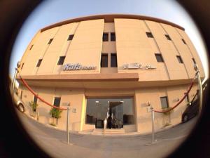 Rafa Homes Al Izdihar 2 في الرياض: مبنى ينعكس عليه الفندق