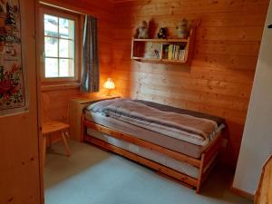 a bedroom with a bed in a log cabin at Gemütliche 3 Zimmer Wohnung in Lenzerheide in Lenzerheide