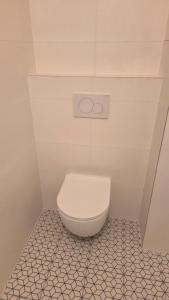 a bathroom with a white toilet in a room at Apartmán Topolová 1146 in Milovice