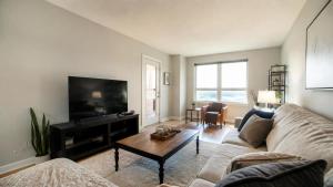 a living room with a couch and a flat screen tv at Kinze Apartment in Twistringen