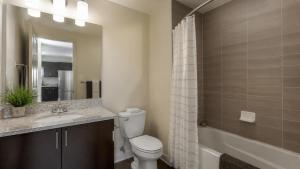 a bathroom with a toilet and a sink and a tub at Kinze Apartment in Twistringen