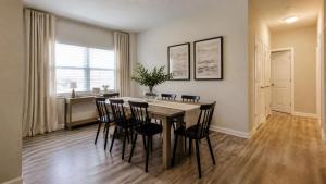 a dining room with a table and chairs at Kinze Apartment in Twistringen