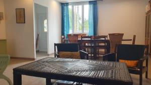a dining room with a table and chairs at Retrouvailles de famille et amis 3 étoiles in Lucy-sur-Cure