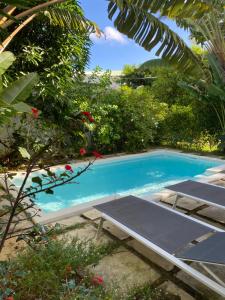 a swimming pool with a table and a bench at Daniblue in Riambel