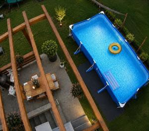 an overhead view of a swimming pool in a yard at A&D House in Novaci-Străini