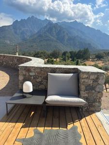 Vista general d'una muntanya o vistes d'una muntanya des de la vil·la