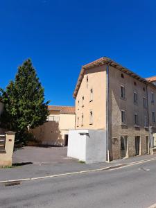 an old building on the side of a street at F2 neuf grande terrasse chemin de Stevenson proche Le Puy in Coubon