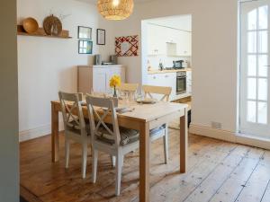 a kitchen and dining room with a wooden table and chairs at Loreto in Freshwater
