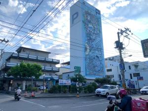 a building with a mural on the side of it at 好客來-正市區電梯別墅步行東大夜市3分鐘公正包子1分鐘 in Hualien City