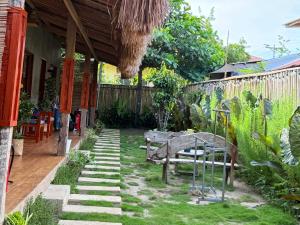 Jardí fora de Bitang's Guesthouse - Starlink Ready