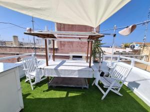 a balcony with two chairs and a table on a boat at Centro Storico Suites Giovinazzo in Giovinazzo