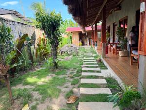 Jardí fora de Bitang's Guesthouse - Starlink Ready