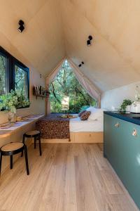 a room with a bed and a desk and a window at La Tiny sous les pins in Noves