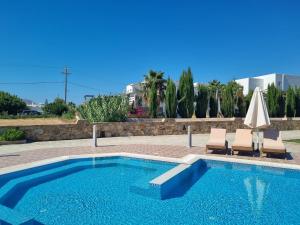Swimmingpoolen hos eller tæt på Villa Harmony