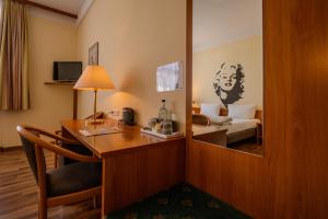 A television and/or entertainment centre at Hotel Amerika