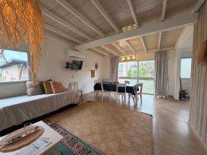 a living room with a couch and a table at Casa Calamar en Casa Pampa in Chapadmalal