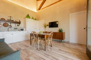 a kitchen and dining room with a table and chairs at Mulino 1220 in Scopello