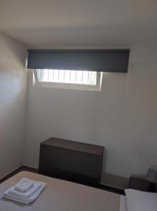 a room with a window and a table with towels at Residence Mancini - Cilento Home & Sunset in Rocca Cilento