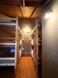 a room with several bunk beds in a room at Sur Refugio de Montaña in El Chalten