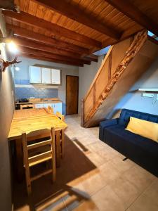 a living room with a table and a blue couch at Sur Refugio de Montaña in El Chalten