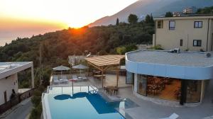 an aerial view of a house with a swimming pool at Aurum Hotel in Palasë